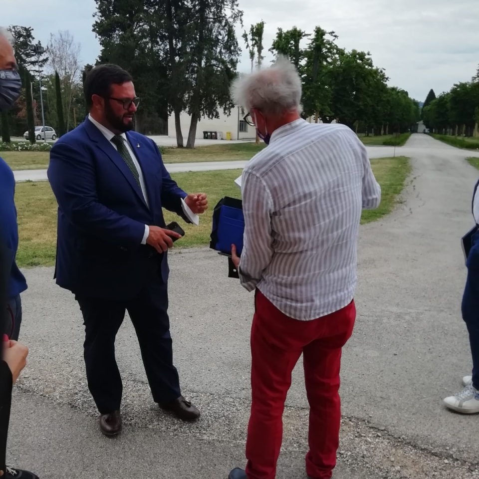 2021 Agr Prof Santoro Gabriele Consegna lìAgenda all Assessore Carloni Mirco